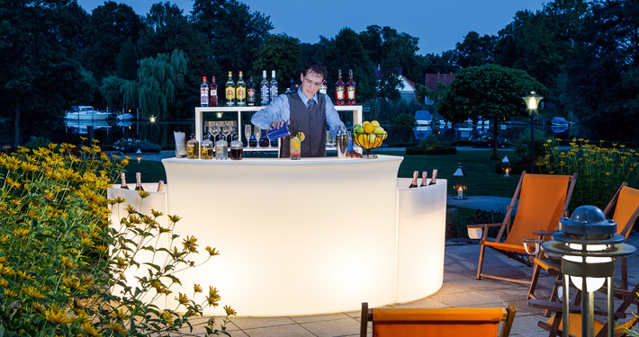 Restaurant Herrenhaus: Bar auf Terrasse bei Nacht. Fotograf: Sebastian Runge