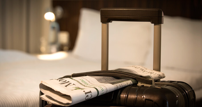 Hotelzimmer: Koffer mit Zeitung. Fotograf: Sebastian Runge