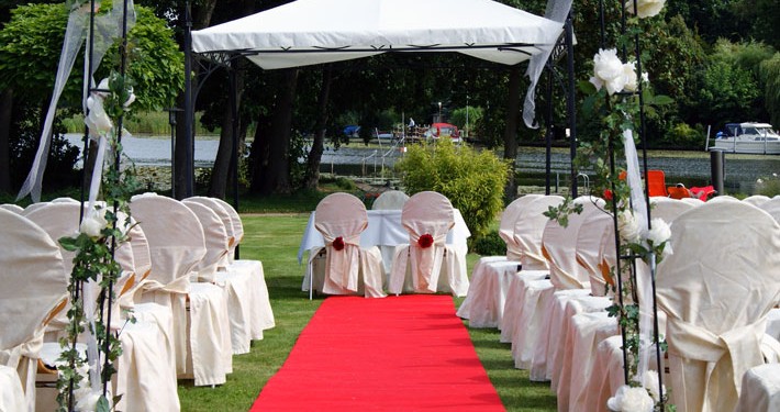 Hochzeit feiern im Park des Herrenhauses