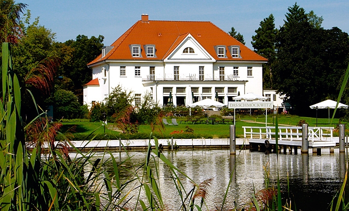 DAS SCHMÖCKWITZ: Herrenhaus vom Wernsdorfer See aus